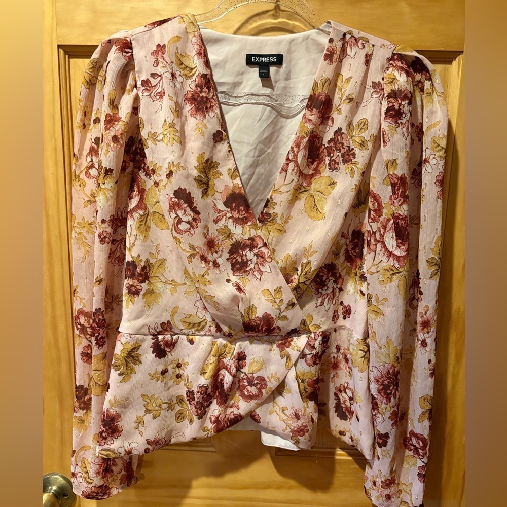 Express long-sleeve cropped blouse featuring a floral pattern women’s L